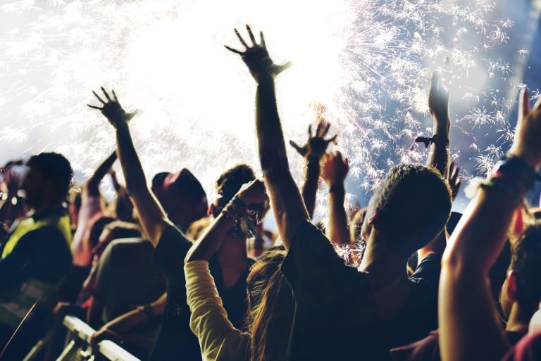 „Technologia na scenie – jak wygląda nowoczesny set DJ-ski?”
