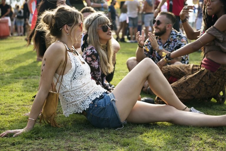 „Z klubu na festiwal – gdzie bawić się zimą, kiedy kończy się sezon plenerowy?”