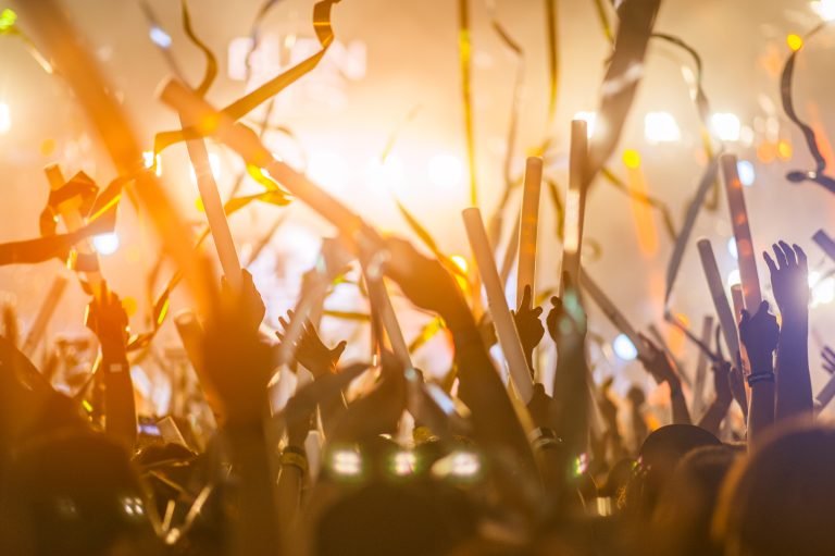 „Festiwalowy niezbędnik – co zabrać na techno imprezę?”